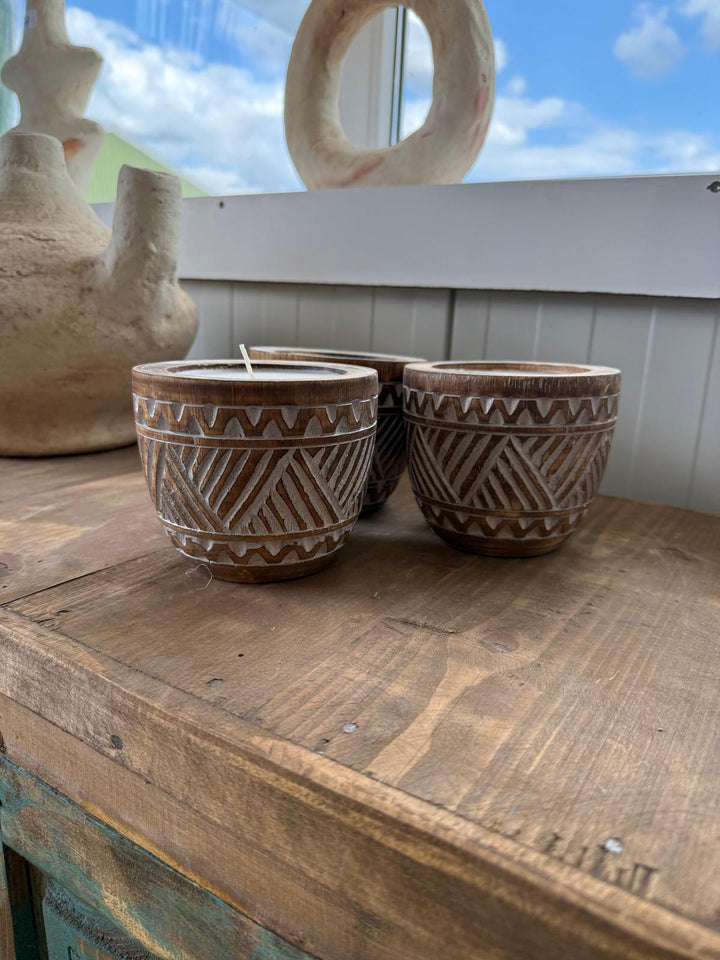 Kaarsen in houten pot bruin & whitewash